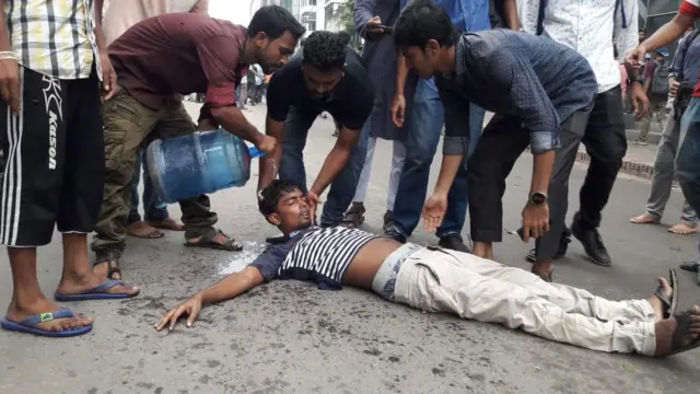 পুলিশের ছোড়া টিয়ার শেলে আহত একজন