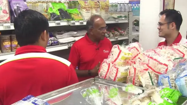 Bộ trưởng Tư pháp Singapore K.Shanmugam thăm người dân