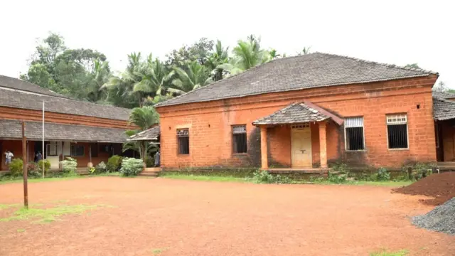 केसरबाईंच्या आठवणी केरी गावातील शाळेनं जपून ठेवल्या आहेत.