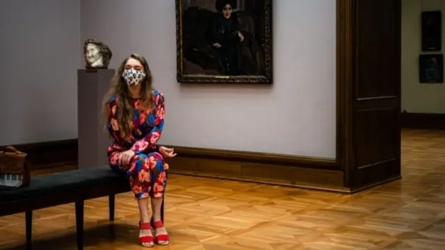 Посетительница Третьяковской галереи