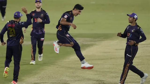 Quetta Gladiators' Naseem Shah (2R) celebrates after taking wicket of Karachi King's Mohammad Nabi (unseen) during the Pakistan Super League (PSL) Twenty20 cricket match between Karachi Kings and Quetta Gladiators at the National Cricket Stadium in Karachi on January 29, 2022. )