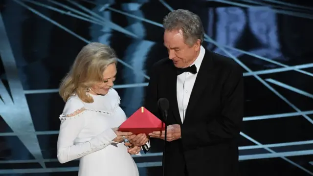 Faye Dunaway y Warren Beatty con el sobre rojo en el centro de la confusión.