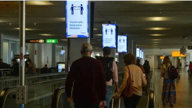 Amsterdam Schipol Havalimanı'ndaki sosyal mesafe uyarıları