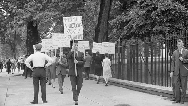 Ativista Frank Kameny (1925-2011), segundo na fila, protestando diante da Casa Blancaroleta de numeros virtualmaioroleta de numeros virtual1965