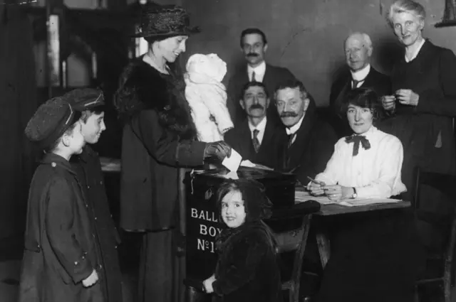 Una mujer vota por primera vez en el Reino Unido en 1918.