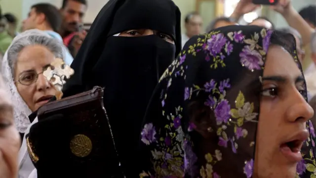 سيدة منتقبة