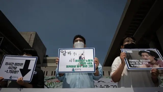 청년세대 노동조합 청년유니온 회원들이 지난 2020년 6월 9일 서울 종로구 세종문화회관 앞에서 기자회견을 열고 아르바이트 최저임금과 주휴수당 실태조사 결과 및 최저임금 요구안을 발표하고 있다. 이들은 최저임금위원회가 주휴수당을 기본급화 하고 초단시간 노동자에 대한 불합리한 차별 해소에 나설 것을 촉구했다