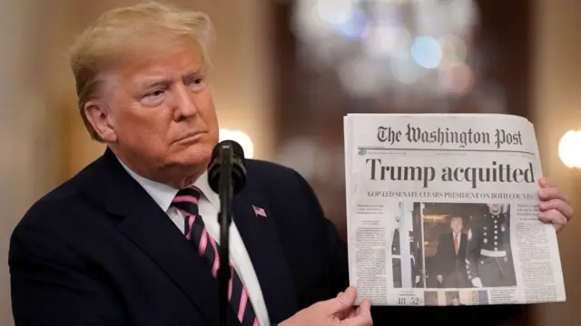 Donald Trump avec une copie du Washington Post sur son acquittement lors de la mise en examen.
