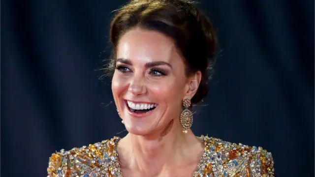 ดัชเชสแห่งเคมบริดจ์ในฉลองพระองค์สีทองของเจนนี แพ็กแฮม ที่งานฉายภาพยนตร์รอบปฐมทัศน์เรื่อง 007 พยัคฆ์ร้ายฝ่าเวลามรณะ (No Time To Die) เมื่อเดือน ก.ย. ปีที่แล้ว