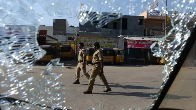 પોલીસકર્મીઓની તસવીર