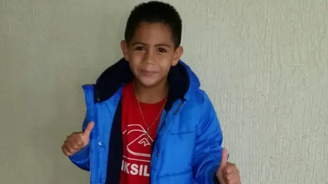 Brayan posando para la cámara con una sonrisa