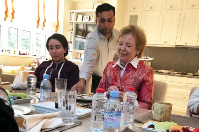 மேரி ராபின்சனுடன் லத்தீஃபா