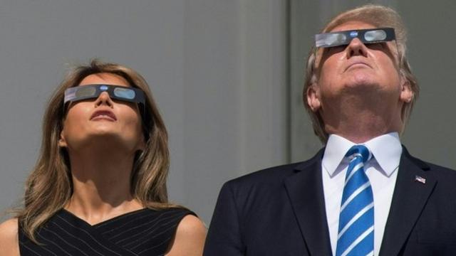 トランプ大統領夫妻はワシントンで部分日食を観察した
