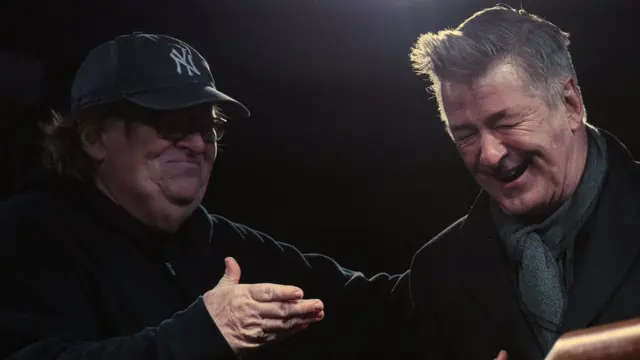 Режиссер Майкл Мур и актер Алек Болдуин