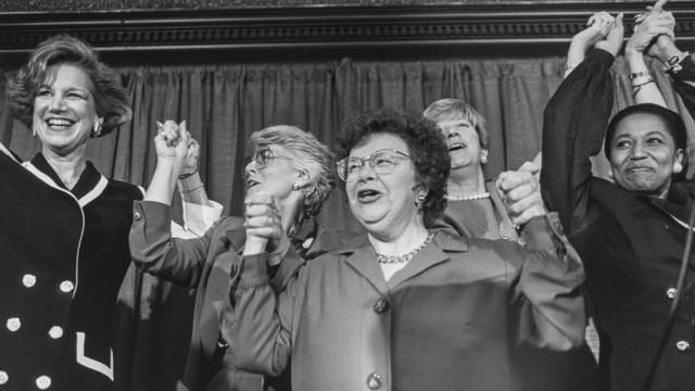 1992年，推动女性参政的"全国妇女政治核心小组" （National Women in Politics Caucus）成员庆祝选战胜利。