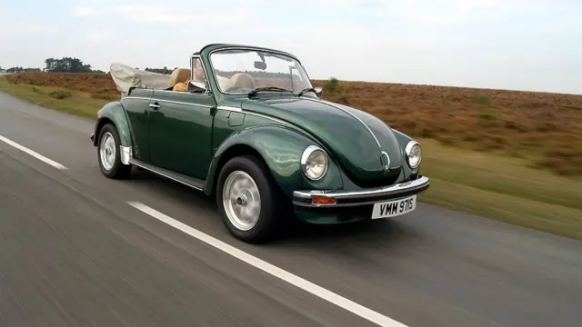 Homem dirigindo Fusca conversível na estrada