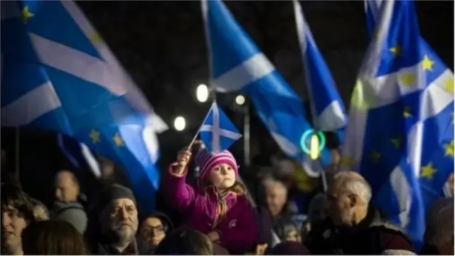 Masu son Burtaniya ta kasance a EU sun yi tattakin a wajen majalisar dokokin Scotland
