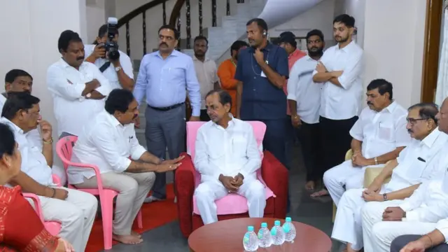 వరంగల్ లో సీఎం కేసీఆర్ అధికారులు ప్రజాప్రతినిధులతో సమీక్ష నిర్వహించారు