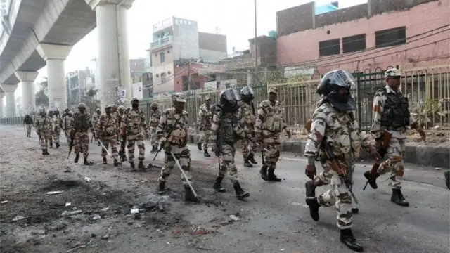 டெல்லியில் வன்முறை: ட்வீட் செய்வதை தவிர கெஜ்ரிவாலால் வேறு எதாவது செய்ய முடியுமா?