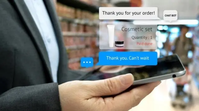 แชตบอทส์ได้รับการออกแบบมาให้มีหน้าที่ค่อนข้างจำกัด แต่ก็มีความพยายามลงโปรแกรมให้มีความคล้ายคลึงกับมนุษย์ในบางสถานการณ์