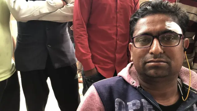 विकास कुमार भीड़ से शांत होने की अपील कर रहे थे