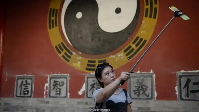 Tunanin al'umma dungurungum ya kanainaye Falsafar (mahangar tunani) da al'adun Gabashi