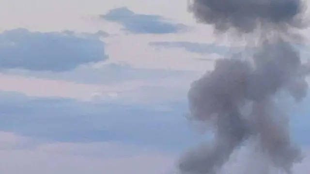 Киевский горсовет опубликовал кадры дыма в небе после взрывов в Днепровском районе.