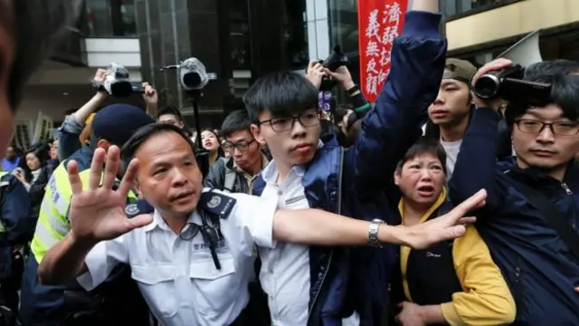 හොංකොං ප්‍රජාතන්ත්‍රවාදය වෙනුවෙන් හඬ නගන ක්‍රියාධරයන් මැතිවරණ දින වීදි බැස උද්ඝෝෂණයක නිරත වූහ.