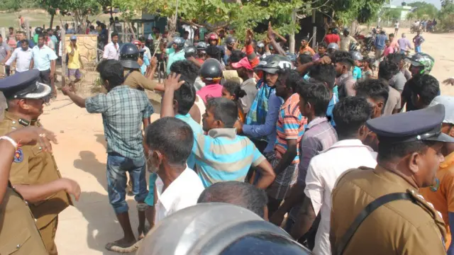 இலங்கை : இளைஞன் பலியானதால் படையினர் - பொது மக்கள் இடையே முறுகல்