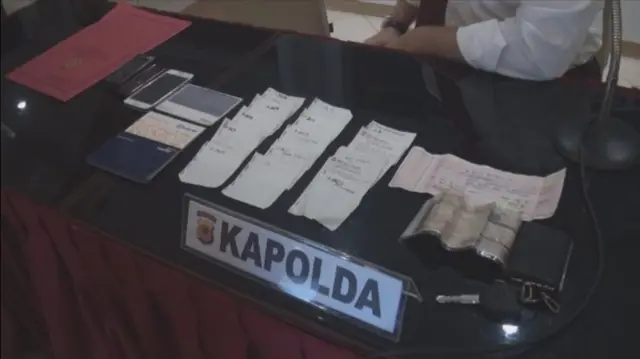 Sejumlah barang bukti, antara lain struk transaksi ATM.