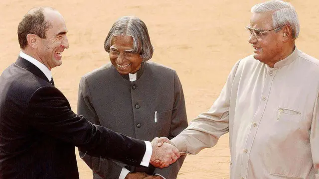 તત્કાલીન આર્મેનિયન રાષ્ટ્રપતિ રૉબર્ટ કોચારિન તત્કાલીન ભારતીય વડા પ્રધાન અટલ બિહારી વાજપેયી અને રાષ્ટ્રપતિ એપીજે અબ્દુલ કલામને 31 ઑક્ટોબર, 2003માં ભારતયાત્રા દરમિયાન મળ્યા હતા.