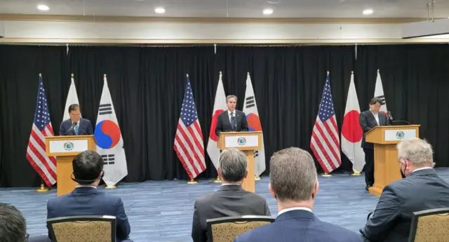 정의용 외교부 장관(왼쪽부터)과 토니 블링컨 미국 국무장관, 하야시 요시마사 일본 외무상이 지난달 12일(현지시간) 미국 하와이에서 열린 한미일 외교장관 3자 회담을 마치고 브리핑을 하고 있다