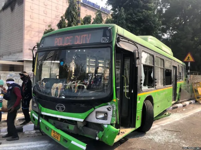 हिंसा के बाद क्षतिग्रस्त बस