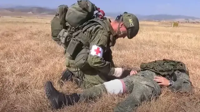 Əsgər tibbi yardım təlimində