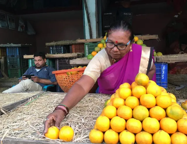 નાગપુરમાં ફળ વેચતાં એક મહિલા