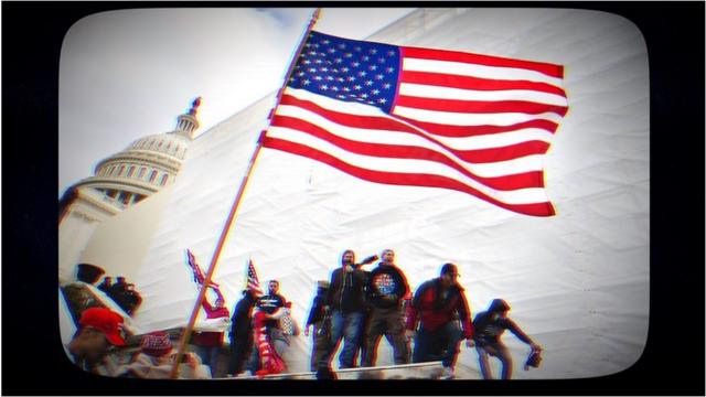 暴徒舉著美國國旗衝進美國國會大廈