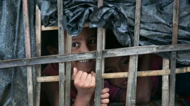 লেখাপড়া ছাড়াই বেড়ে উঠছে রোহিঙ্গা শিশু।