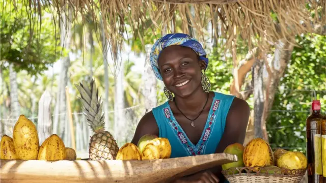 Femme qui vend des papayes