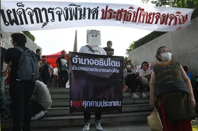 ป้ายผ้าเขียนข้อความต่อต้านเผด็จการ