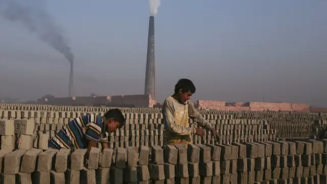 ইটভাটাগুলোয় শ্রম আইন মানা হচ্ছে না, এ অভিযোগ অনেকের