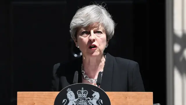 İngiltere Başbakanı Theresa May, zanlının tek başına hareket ettiğini açıkladı