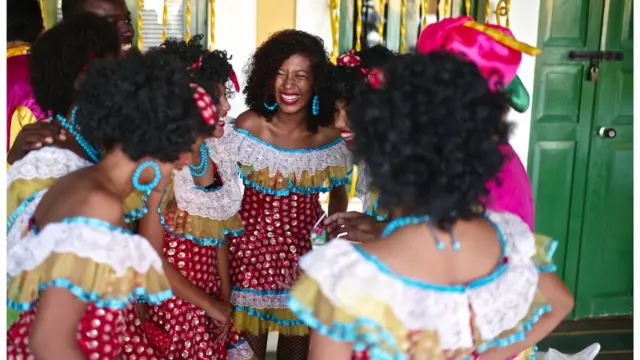 ụmụnwaanyi na-achị ọchị