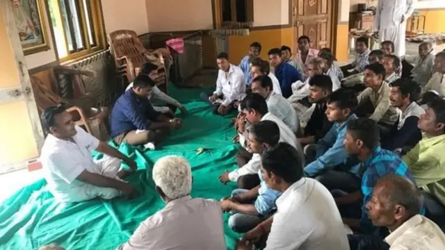 ગેનાભાઈ પટેલ ગામના ખેડૂતો સાથે