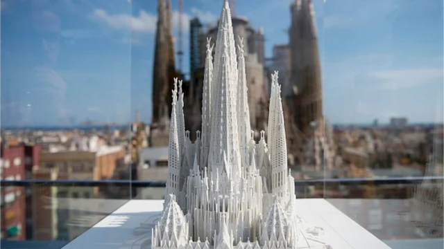 На звинувачення із зволіканням будівництва Антоні Ґауді відповідав, що його замовник "не поспішає"