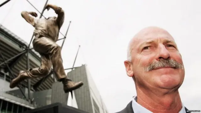 ਆਪਣੀ ਮੂਰਤੀ ਸਾਹਮਣੇ ਡੇਨਿਸ ਲਿਲੀ