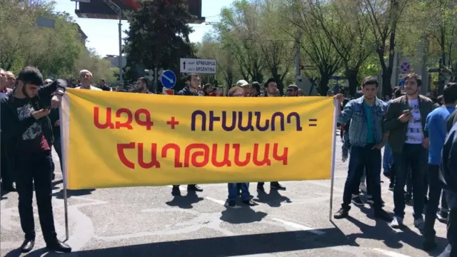 Serj Sarkisyan baş nazir oldu, Yerəvanda mitinqlər, tələbələr yürüşə qatılıb, polis