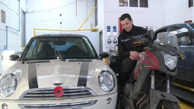 交通事故车辆对照检查：Mini车与本田摩托车