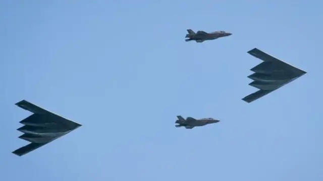 美国的B-2隐形战略轰炸机2019年在英国同皇家空军进行飞行演习