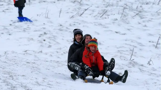 Дети на санках.