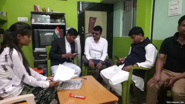 વકીલો સાથે ચર્ચા કરતાં રિચા પટેલ